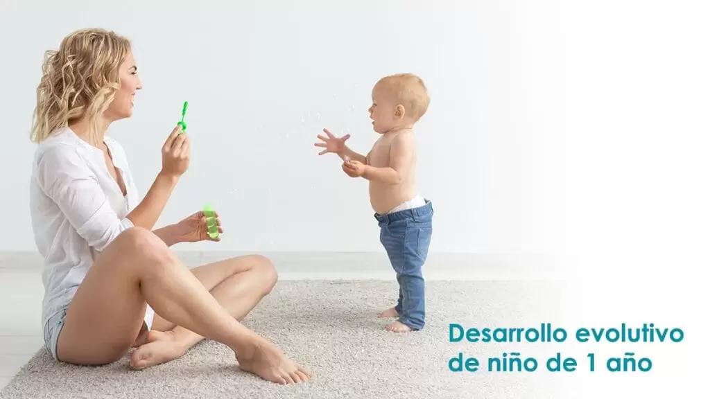 Niño de 1 año de pie